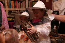 spotkanie z pszczelarzem, ul, mi�d, dzieci